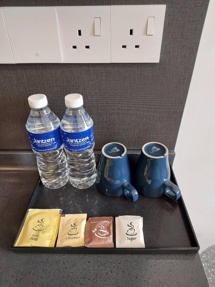 Millerz Square By Mykey Apartamento Kuala Lumpur Exterior foto Bottled water in a hotel room
