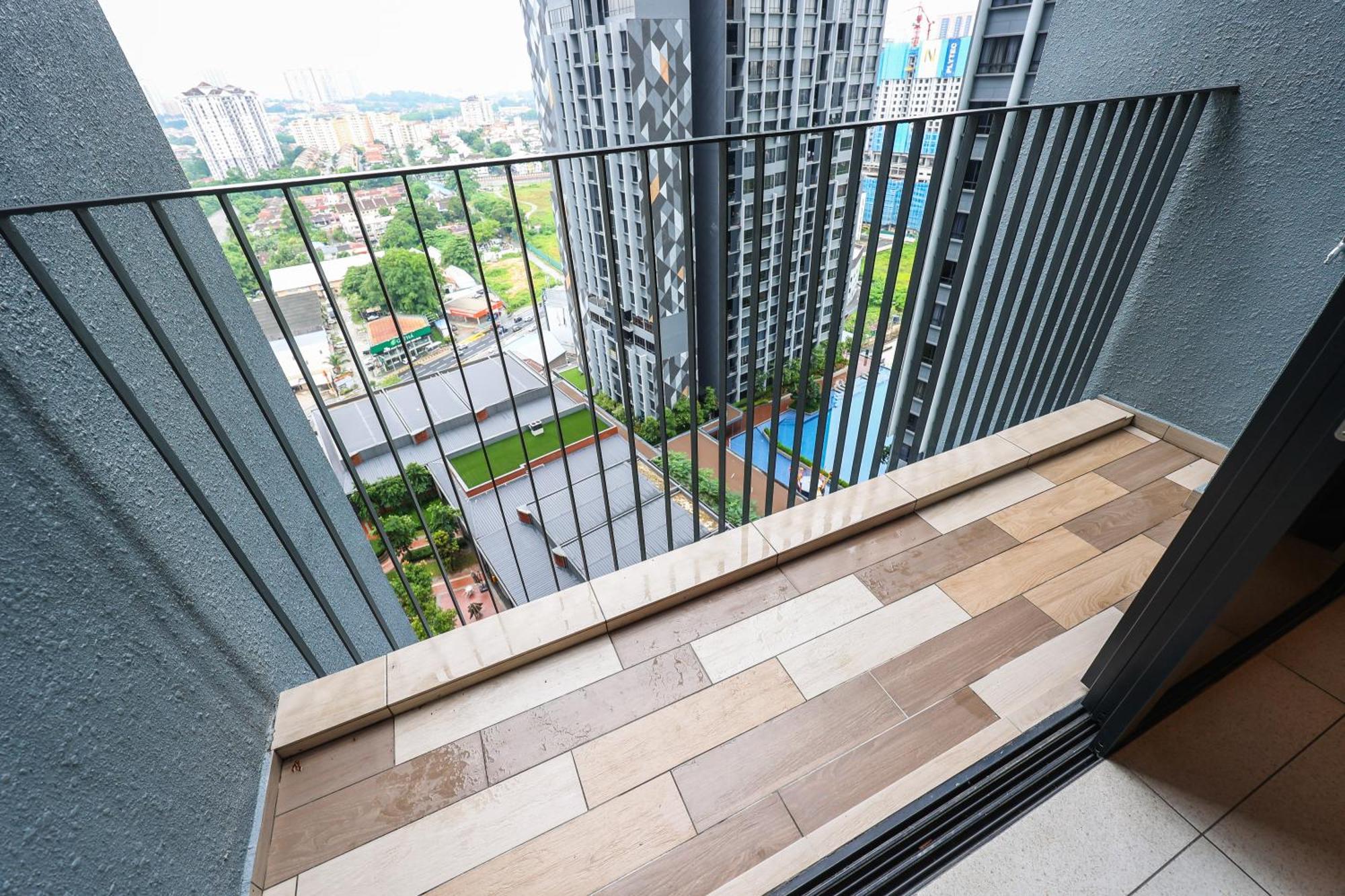 Millerz Square By Mykey Apartamento Kuala Lumpur Exterior foto A balcony in a condominium