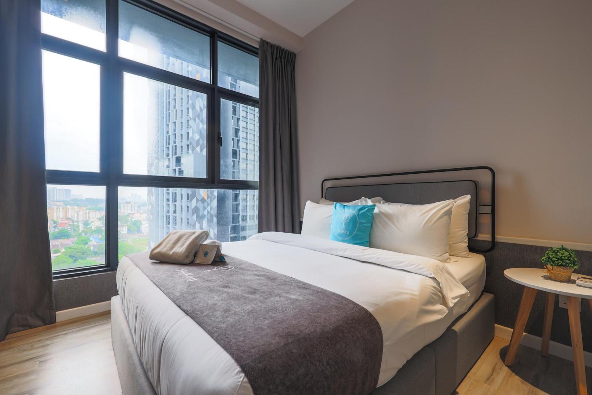Millerz Square By Mykey Apartamento Kuala Lumpur Exterior foto A bedroom at a serviced apartment in Kuala Lumpur, Malaysia.