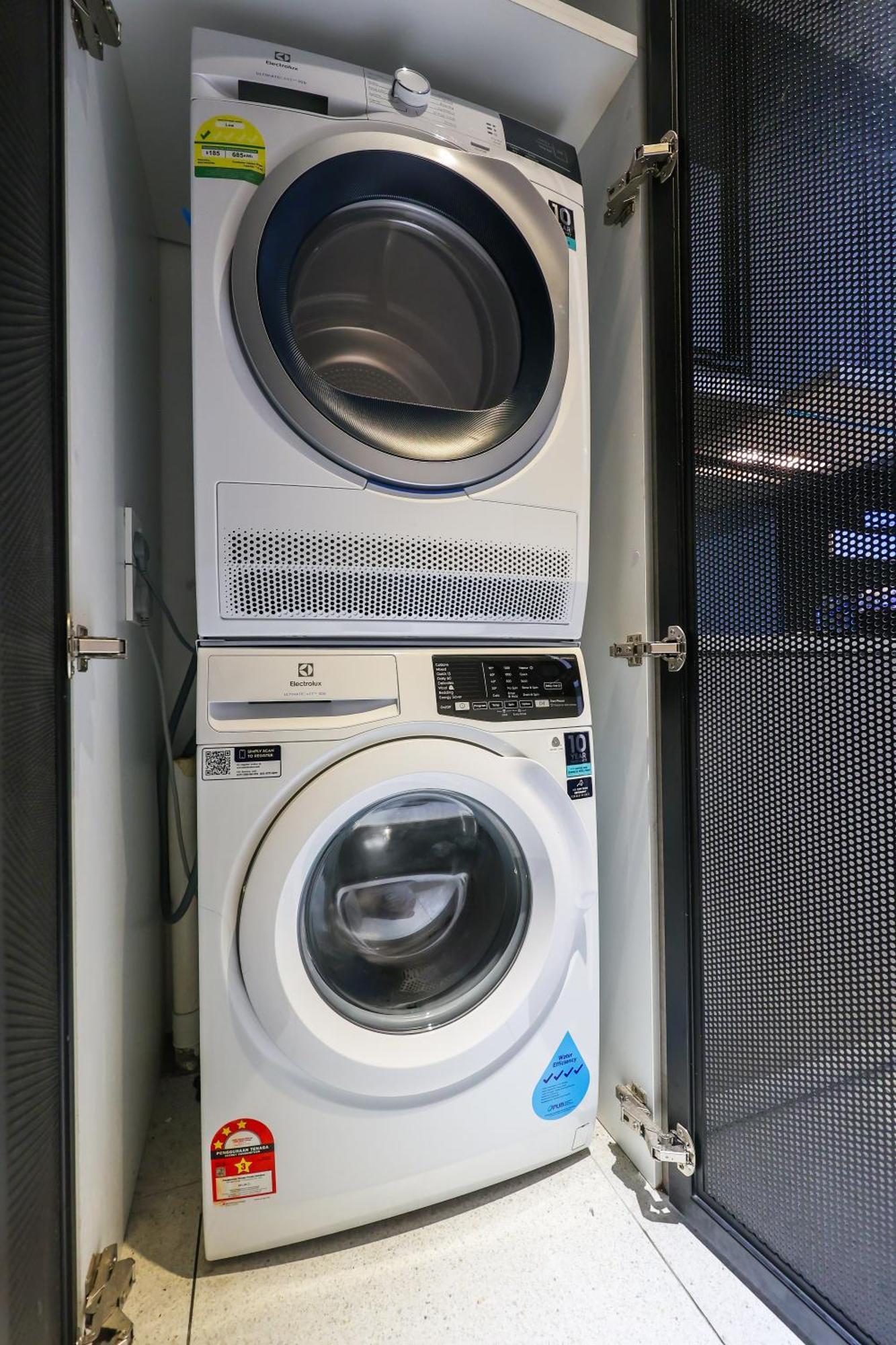 Millerz Square By Mykey Apartamento Kuala Lumpur Exterior foto A clothes dryer (top) and a washing machine (bottom)