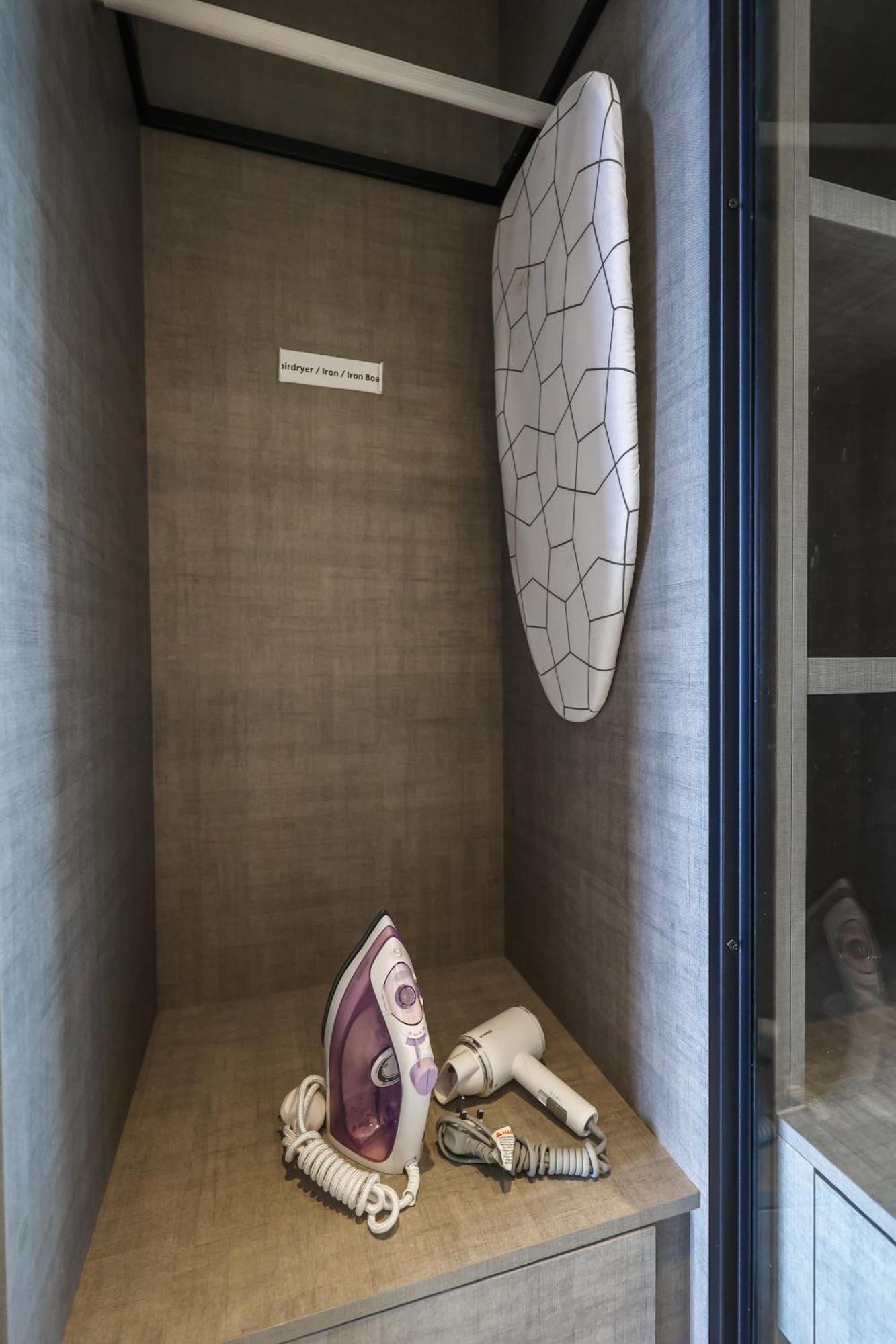 Millerz Square By Mykey Apartamento Kuala Lumpur Exterior foto A surfboard in a hotel room