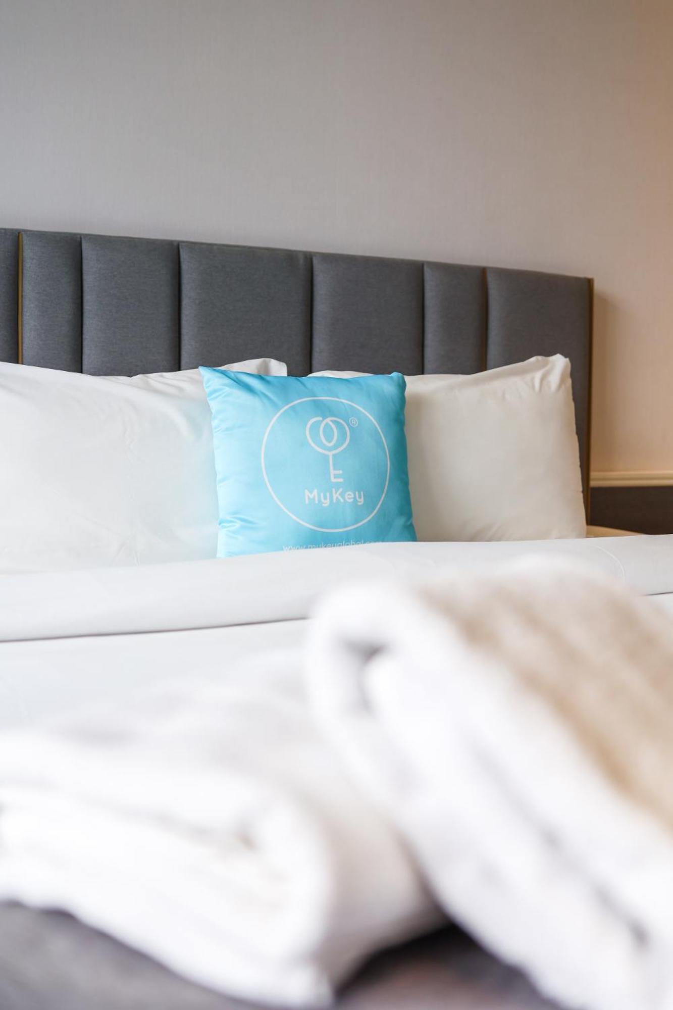 Millerz Square By Mykey Apartamento Kuala Lumpur Exterior foto A pillow with the Hurawalhi logo